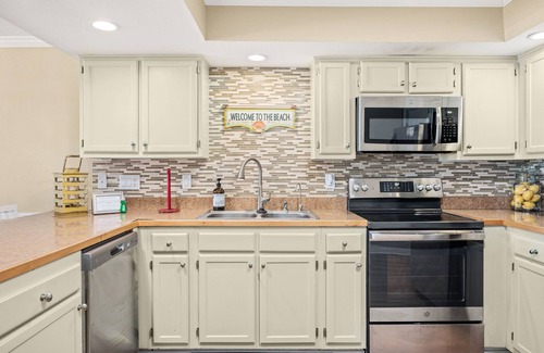 South Nags Head Condo | The Paisley Marlin: PierView Oceanfront Condo, Cozy Amenities and Incredible Vie