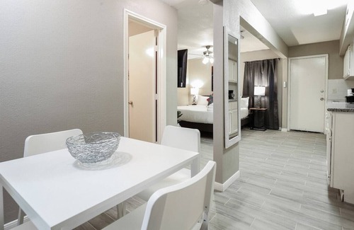 MacGregor Apartment | The Palm Flats 04! Zoo! Museums! Medical Center!