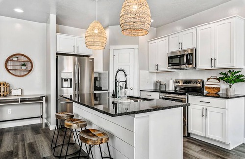 Meridian House | ☼ THE PALM HOUSE ☼ At Meridian - New Home in great location!