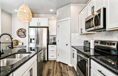 Meridian House | ☼ THE PALM HOUSE ☼ At Meridian - New Home in great location!