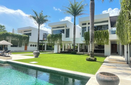 Babakan House | The Palm House, Luxury 5 bedrooms villa with 40m infinity pool & dedicated staff