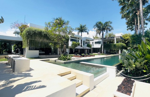 Babakan House | The Palm House, Luxury 5 bedrooms villa with 40m infinity pool & dedicated staff