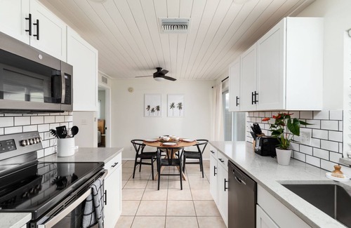 Walsingham House | 🌴The Palm House🌴 Modern Retreat with Heated Pool ~ 10 min to Beach!