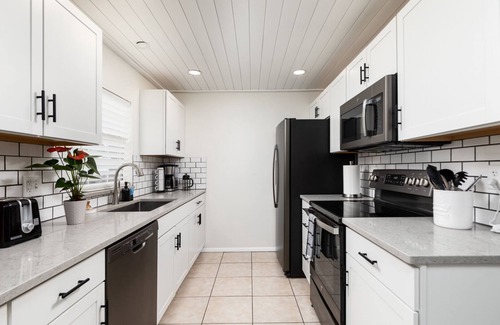 Walsingham House | 🌴The Palm House🌴 Modern Retreat with Heated Pool ~ 10 min to Beach!