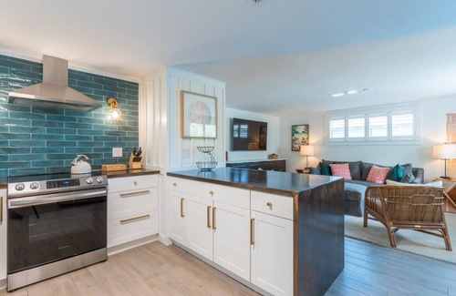 Arlington Park House | 🌴The Palm & Pine🌴 Newly renovated bungalow near downtown and beaches!