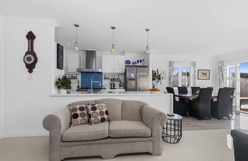 Orewa House | The Palm Retreat - Orewa Holiday Home