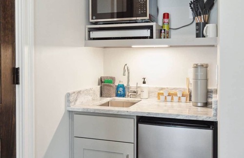 Cannonborough Elliotborough Apartment | The Palmetto Suite at 265 Rutledge