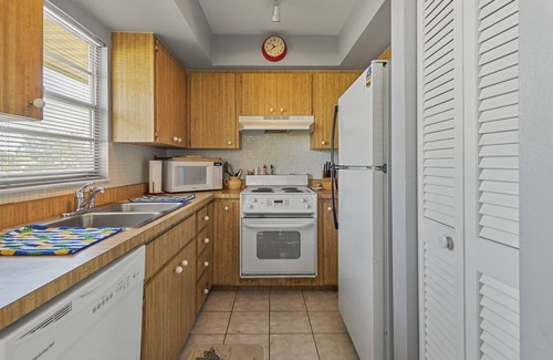 Holmes Beach Condo | The Palms "A" an upstairs unit located in the center district of Holmes Beach