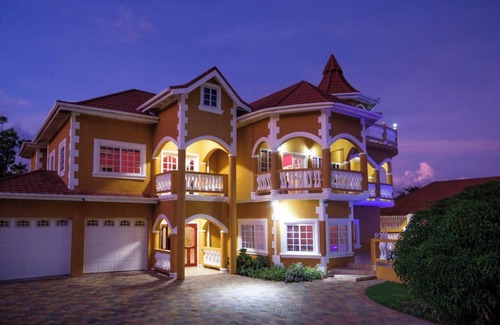 Galina House | The Palms at Galina *Luxury Rental* Fully Staffed