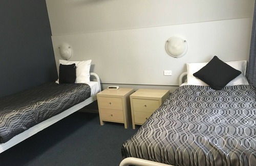 Wollongong CBD Hotel | The Palms Motel (Formerly Flinders Motel)