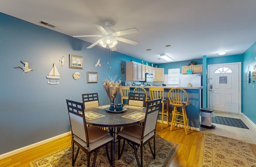 Rehoboth Beach Condo | The Palms spectacular condo near beach with outdoor pool, streaming, W/D, & AC