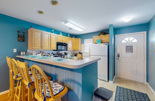 Rehoboth Beach Condo | The Palms spectacular condo near beach with outdoor pool, streaming, W/D, & AC