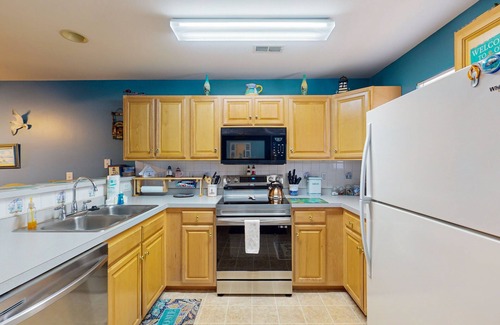 Rehoboth Beach Condo | The Palms spectacular condo near beach with outdoor pool, streaming, W/D, & AC