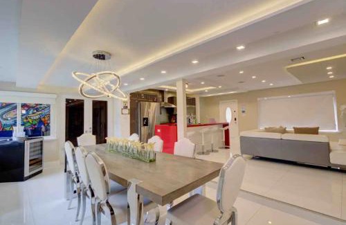 Ives Estates Villa | The Palms Villa with Cinema, Game Table, Pool, Jacuzzi , Giant Chess, 8 Beds