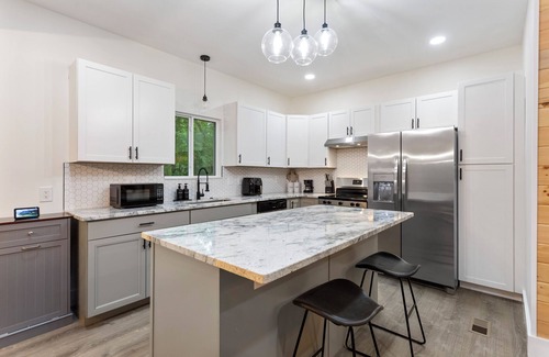 Westminster Cabin | The Panda Lakehouse - Charming 4 Bedroom Cabin in Lake Hartwell near Clemson