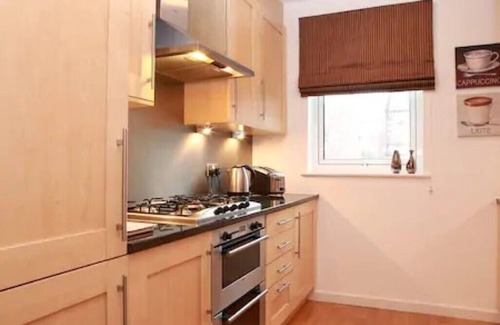 Old Town Apartment | The Park - Holyrood Road Apartment with free parking and lift access