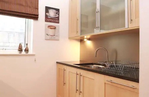 Old Town Apartment | The Park - Holyrood Road Apartment with free parking and lift access