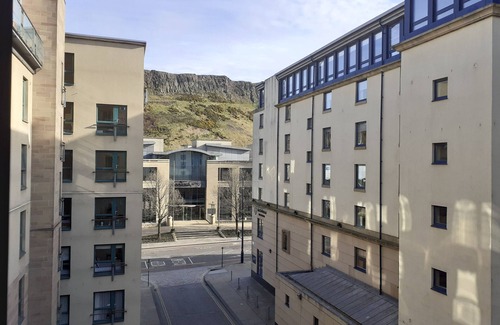 Old Town Apartment | The Park - Holyrood Road Apartment with free parking and lift access