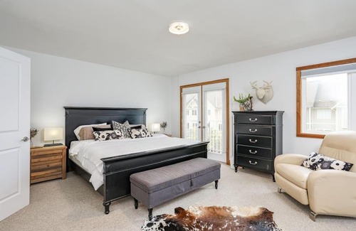 The Blue Mountains House | The Parker House Gorgeous Light and Spacious Chalet 86100