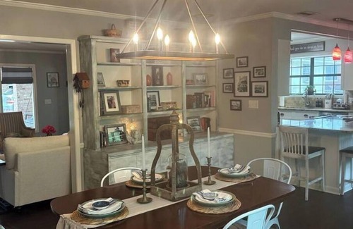 Laurel House | The Parker House-Stylish 3 Bedroom 2.5 miles to Downtown Laurel-NEW LISTING