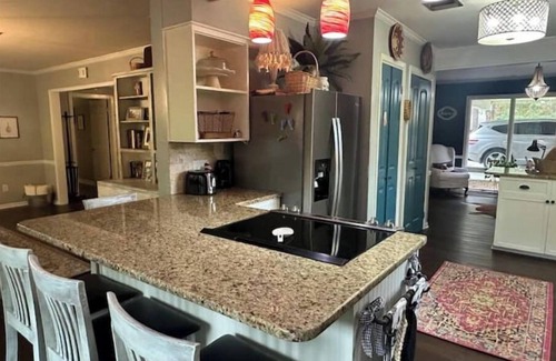 Laurel House | The Parker House-Stylish 3 Bedroom 2.5 miles to Downtown Laurel-NEW LISTING