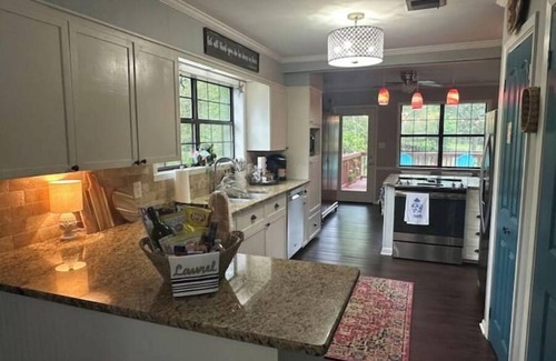 Laurel House | The Parker House-Stylish 3 Bedroom 2.5 miles to Downtown Laurel-NEW LISTING