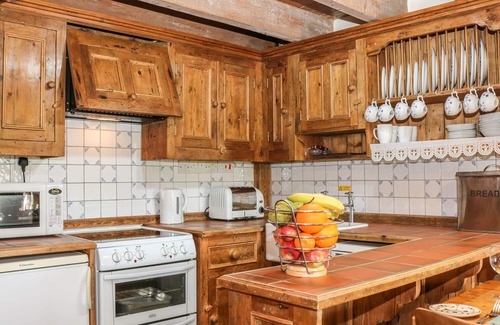 Peak District National Park Cottage | THE PARLOUR, family friendly, with a garden in Tideswell Moor