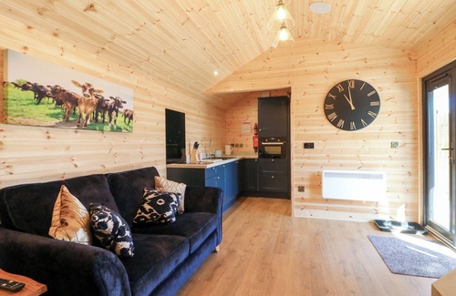 Derbyshire Cottage | THE PARLOUR, romantic, with hot tub in Hatton, Derbyshire