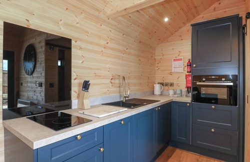 Derbyshire Cottage | THE PARLOUR, romantic, with hot tub in Hatton, Derbyshire
