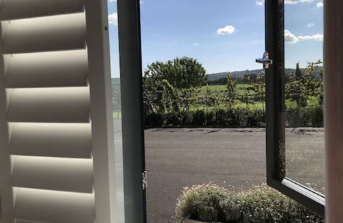 Robertsbridge Cottage | The Parlour - Spectacular views, country walks, cozy nights, pet friendly.