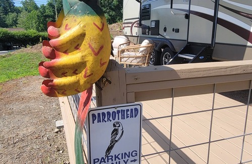 Hayesville RV Rental | The Parrot Perch! 1 bedroom on Lake Chatuge