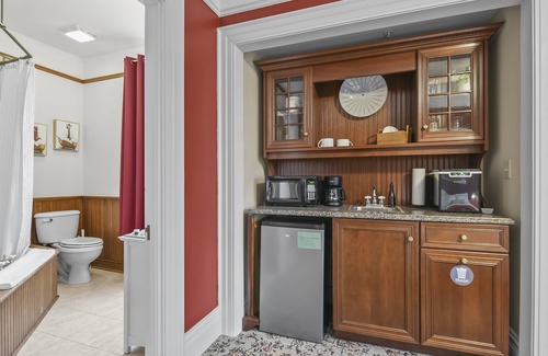 Springfield Hotel | The Pasfield House - Historic Mansion: The Bitsy