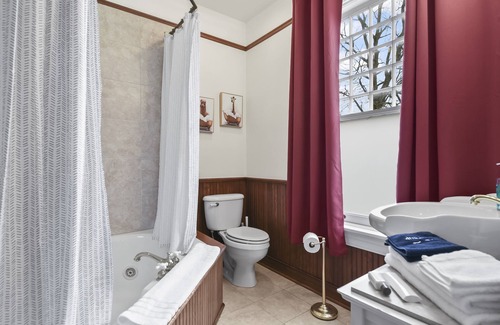 Springfield Hotel | The Pasfield House - Historic Mansion: The Bitsy