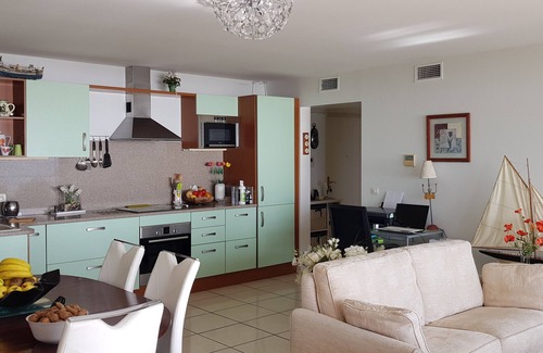 Le Grand Large Apartment | THE PATIO APARTMENT FACING THE SEA