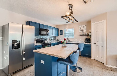 Medina Valley House | The Patriot House + Pet Friendly+Hot Tub +Fire Pit