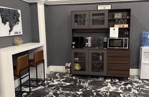 Midtown Apartment | The Peace Palace! nFabulous 2-bedroom apartment, close to downtown Detroit.