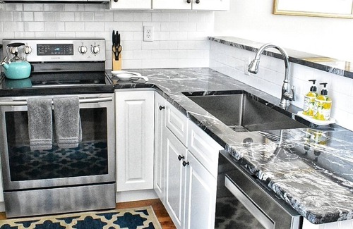 Fifth Ward Apartment | The Peaceful Puffin - 2-bedroom apartment with AC in Newport, RI