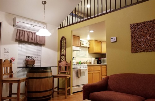 Fredericksburg Cabin | The Peach Cabin at Mendelbaum Winery Guest Cabins