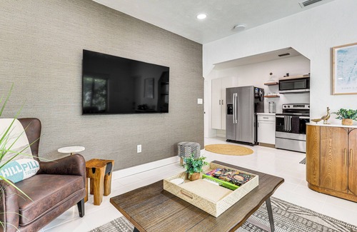 Lake Ridge House | 'The Peacock Bungalow' Near Fort Lauderdale Beach!