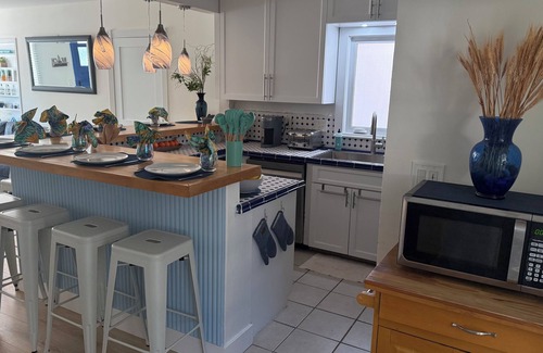 Mango Groves House | The Peacock Bungalow - Newly Renovated, Heated Pool & Jacuzzi, 5 min to Beach