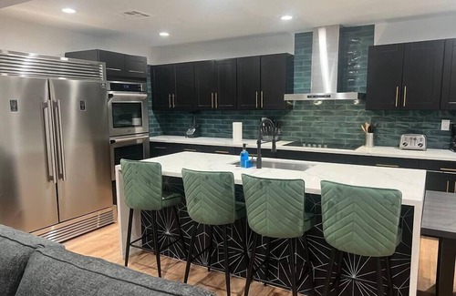 North Las Vegas House | 🦚The Peacock Inn LV - 8 Bdr 4 Bth 14 Beds, Hi Speed WiFi