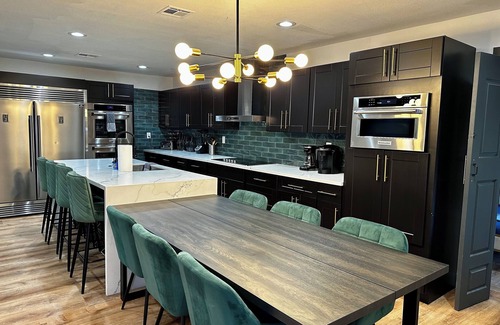 North Las Vegas House | 🦚The Peacock Inn LV - 8 Bdr 4 Bth 14 Beds, Hi Speed WiFi