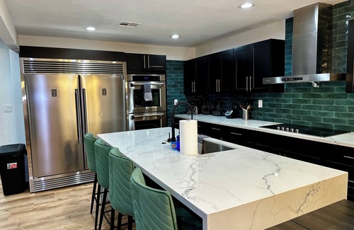 North Las Vegas House | 🦚The Peacock Inn LV - 8 Bdr 4 Bth 14 Beds, Hi Speed WiFi