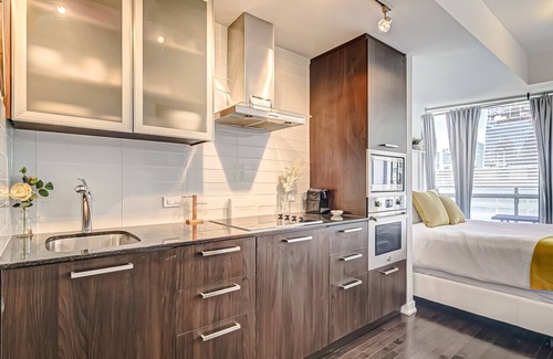 Toronto Entertainment District Apartment | The Peak at Toronto by Instant Suites