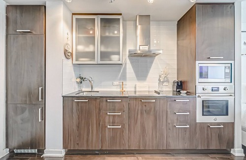 Toronto Entertainment District Apartment | The Peak at Toronto by Instant Suites