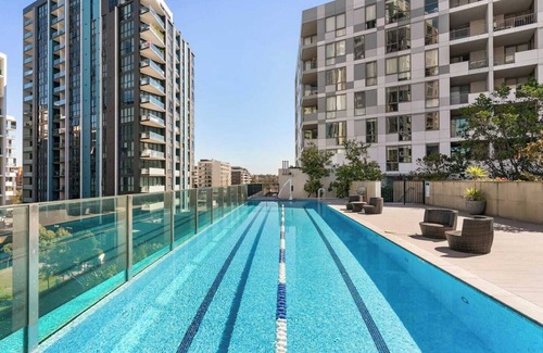Wolli Creek Apartment | The Peak: Resort-style w/parking, train, gym, pool