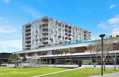 Wolli Creek Apartment | The Peak: Resort-style w/parking, train, gym, pool