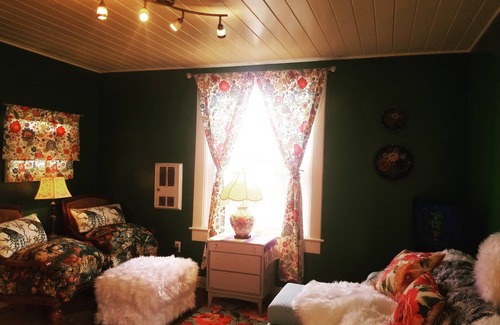 North Bend House | The Pear Tree: Cozy Apartment Downtown with Bay View
