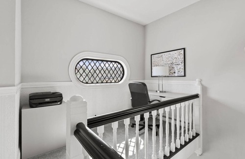 Muscatine House | The Pearl House - Victorian beauty, 3-Bedroom, 2-Bath 2500 Sqft