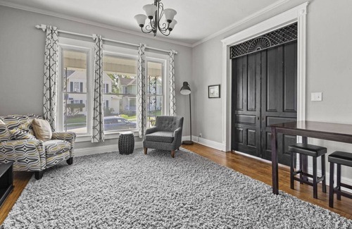 Muscatine House | The Pearl House - Victorian beauty, 3-Bedroom, 2-Bath 2500 Sqft